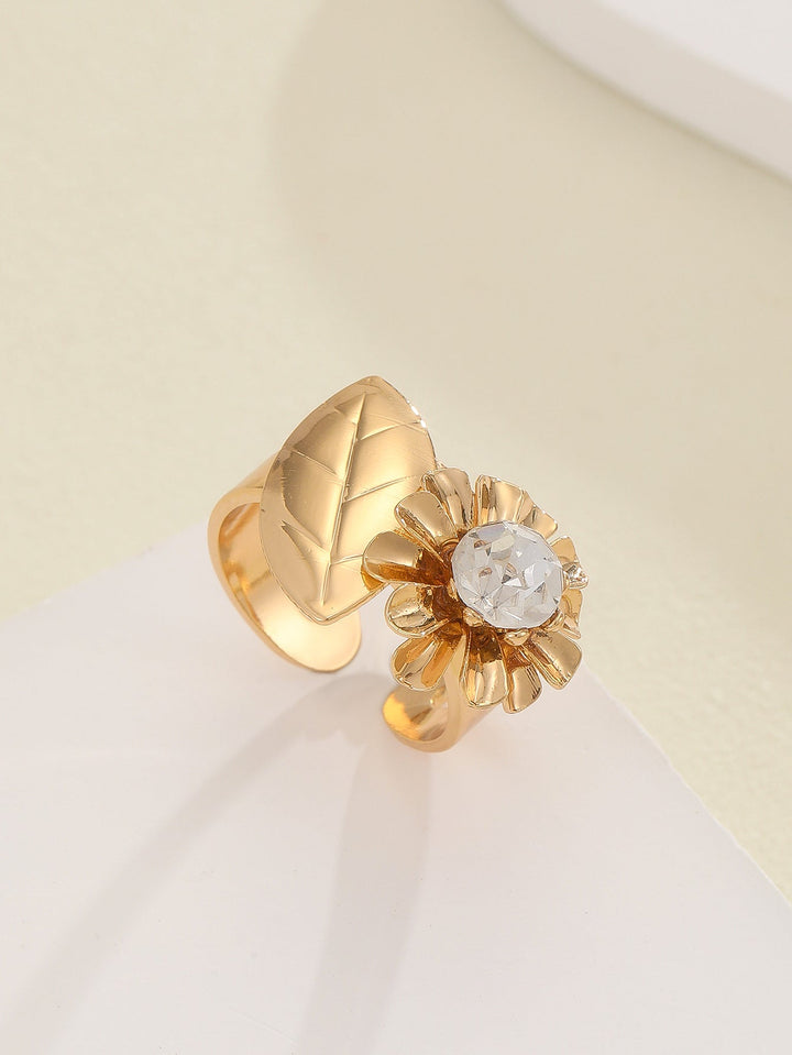 Women's ring with elaborate shell and bow motif Nin Boutique