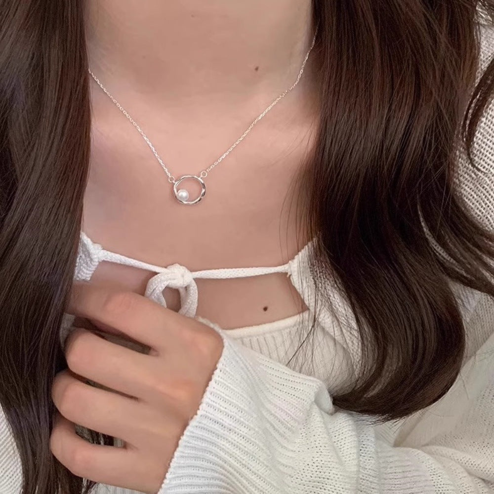 Women's necklace with modern circular element and fine pearl Nin Boutique