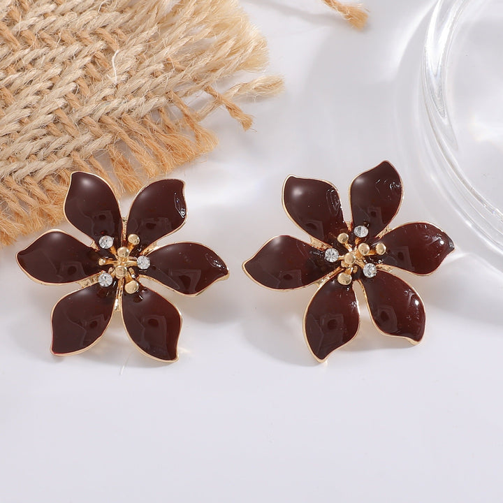Women's earrings with intricate floral pattern and sparkling accents Nin Boutique