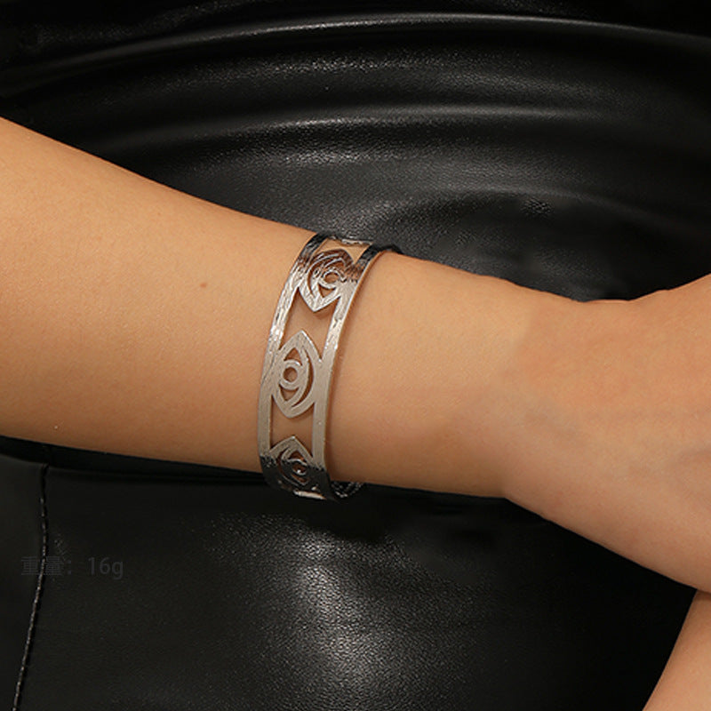 Women’s bangle with ornate rose design Nin Boutique