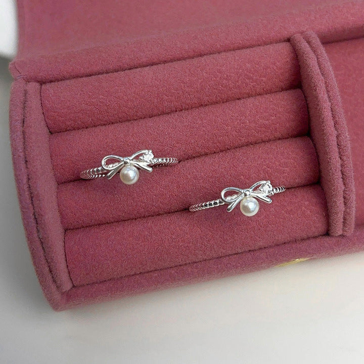 Women's ring with playful bow design and pearl accent Nin Boutique