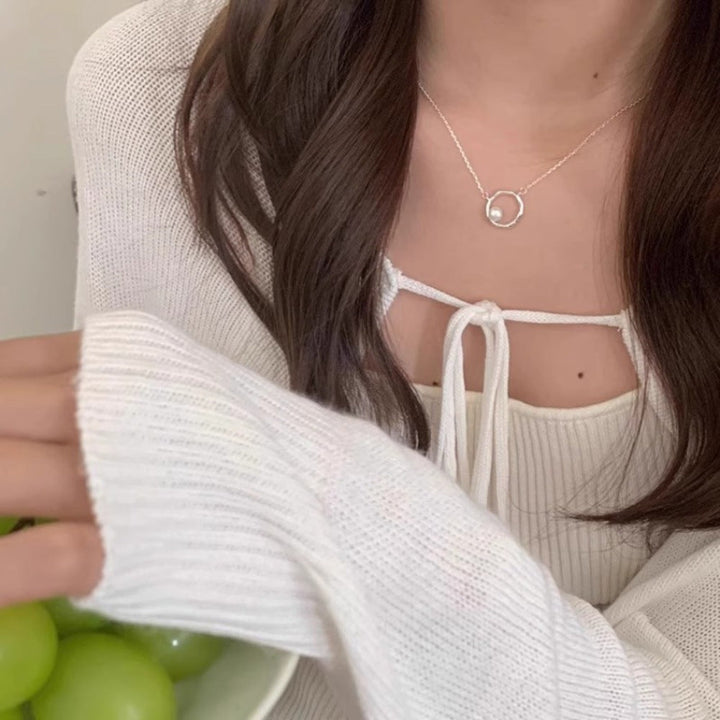 Women's necklace with modern circular element and fine pearl Nin Boutique