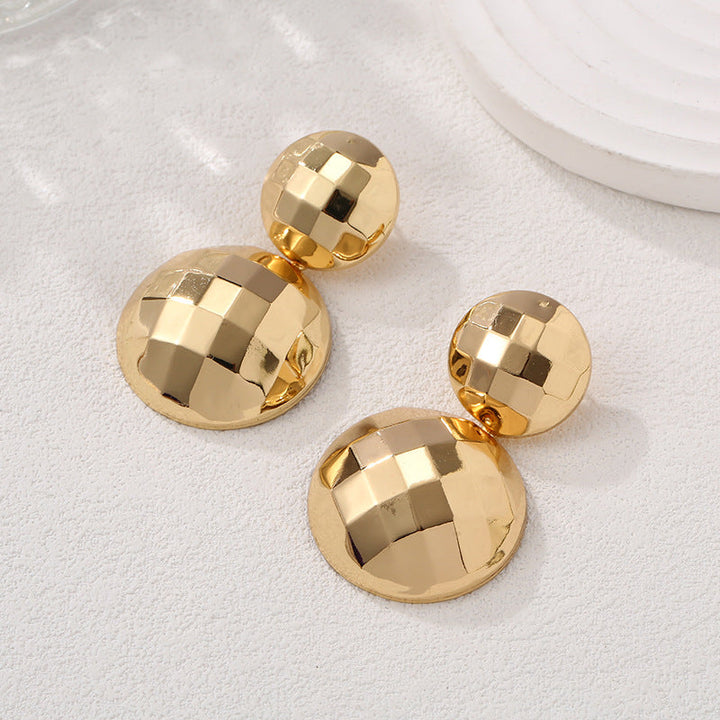 Women's stud earrings in elegant, structured gold design Nin Boutique