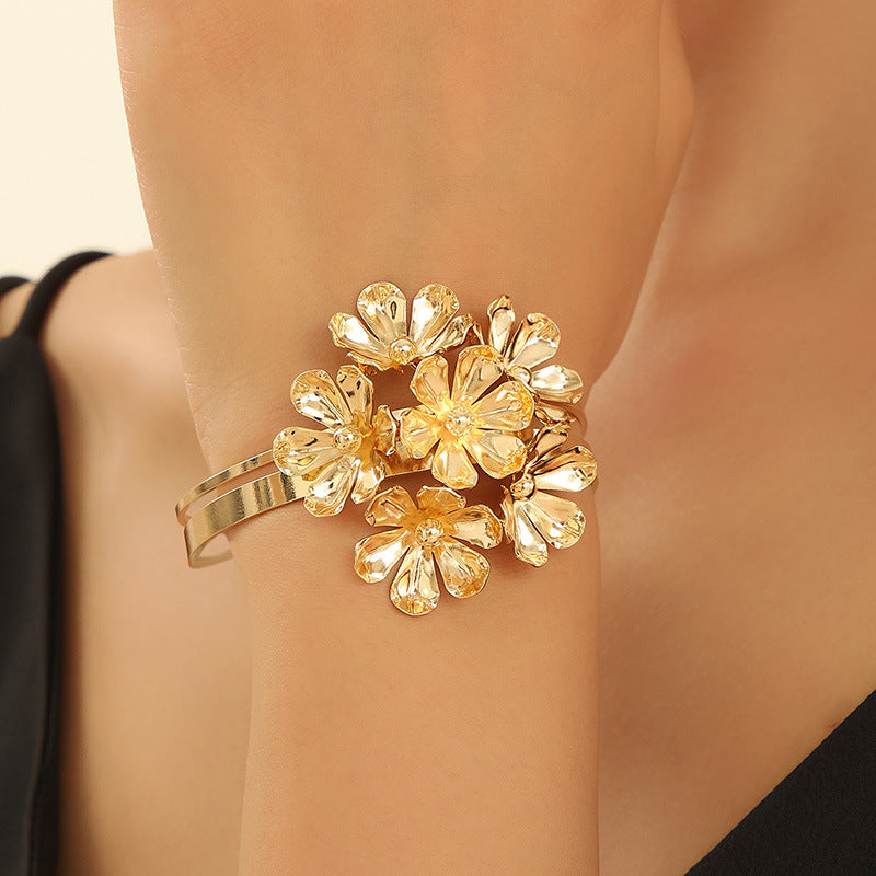 Women's Bracelet with Artistic Flower Design Nin Boutique