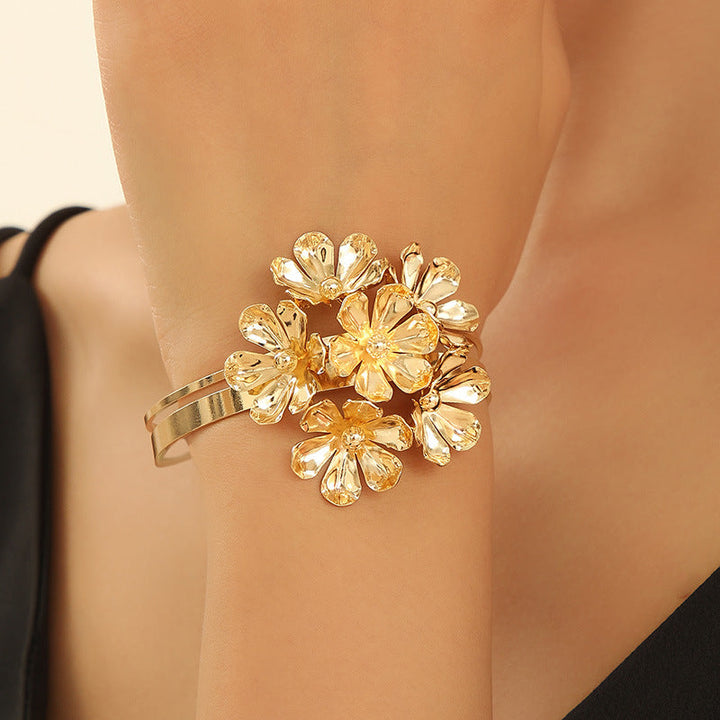 Women's Bracelet with Artistic Flower Design Nin Boutique