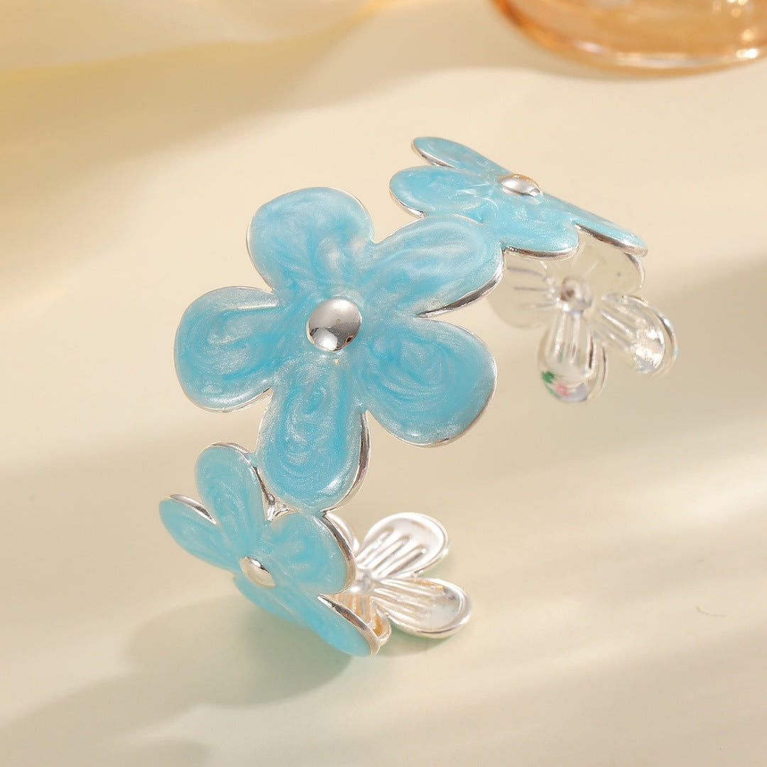 Ladies bracelet made of high-quality metal with floral design Nin Boutique