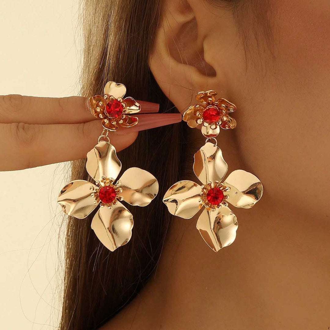 Women's earrings in luxurious floral pattern with pearl accents Nin Boutique
