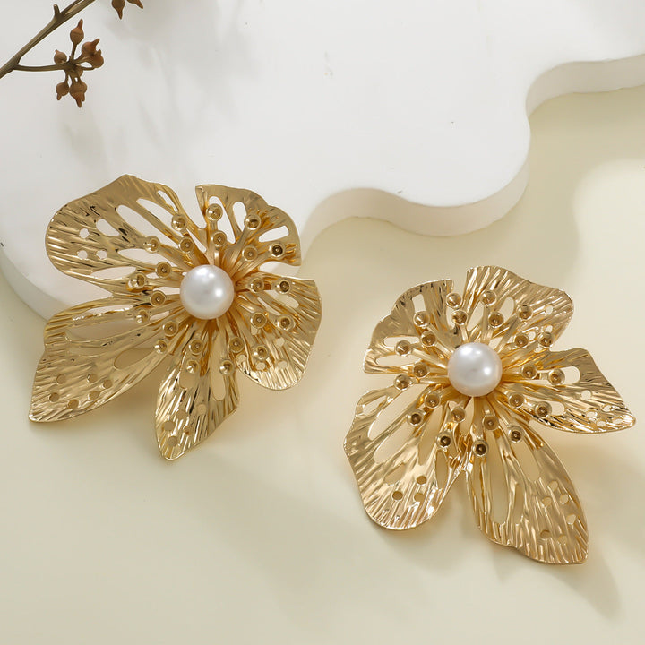 Ladies earrings in luxurious floral design with artificial pearls Nin Boutique