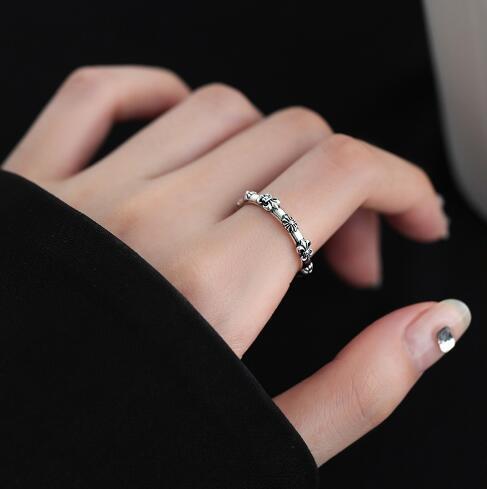Women's ring with floral elements and fine detailing Nin Boutique