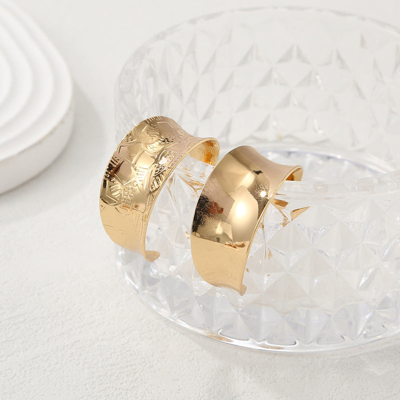 Women's bangles made of high-quality metal with an elegant wave pattern Nin Boutique