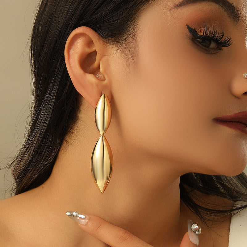 Women’s earrings in the curved, sculptural design Nin Boutique
