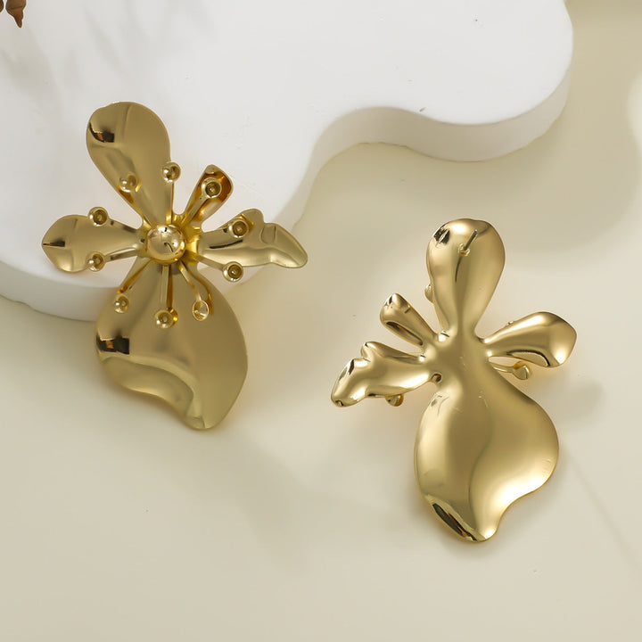 Ladies earrings in luxurious floral design with artificial pearls Nin Boutique