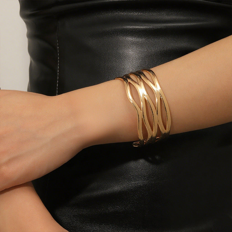 Women's Open Bangle with Elegant, Curved Design Nin Boutique 1784077121