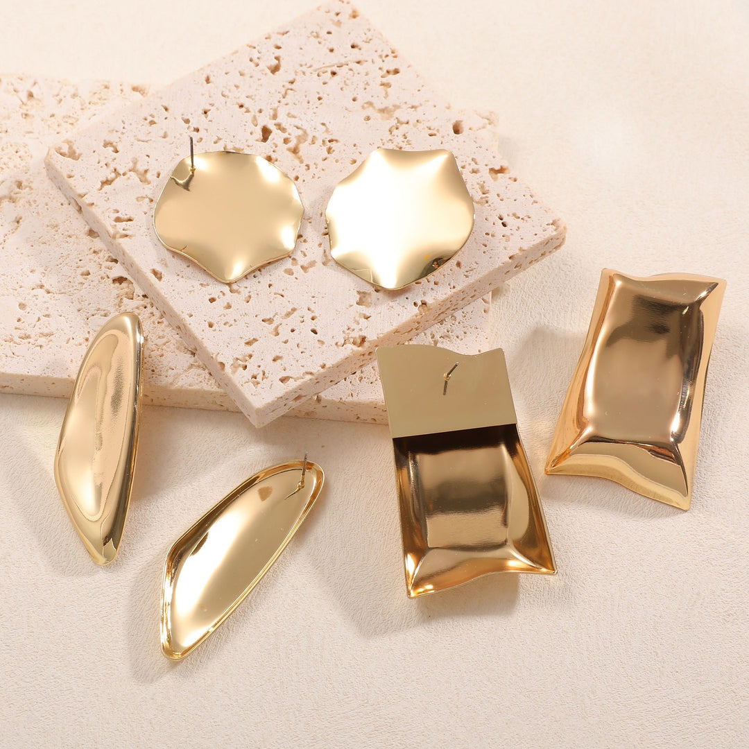 Ladies earrings with luxurious, curved design Nin Boutique
