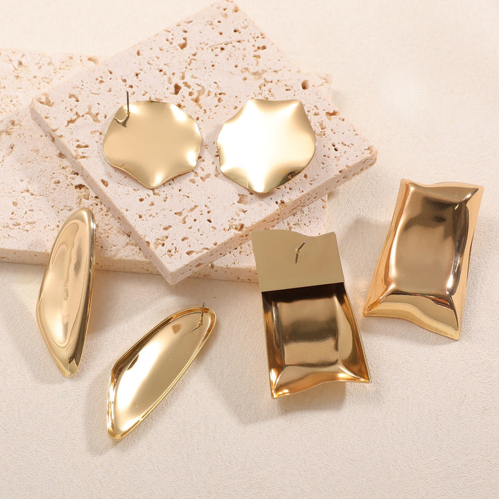 Ladies earrings with luxurious, curved design Nin Boutique