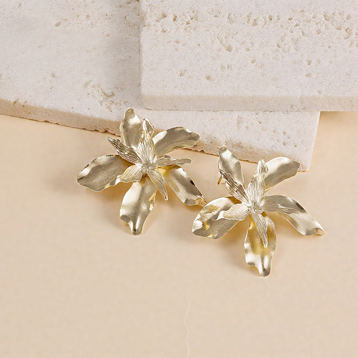 Ladies earrings in an artistic flower design Nin Boutique