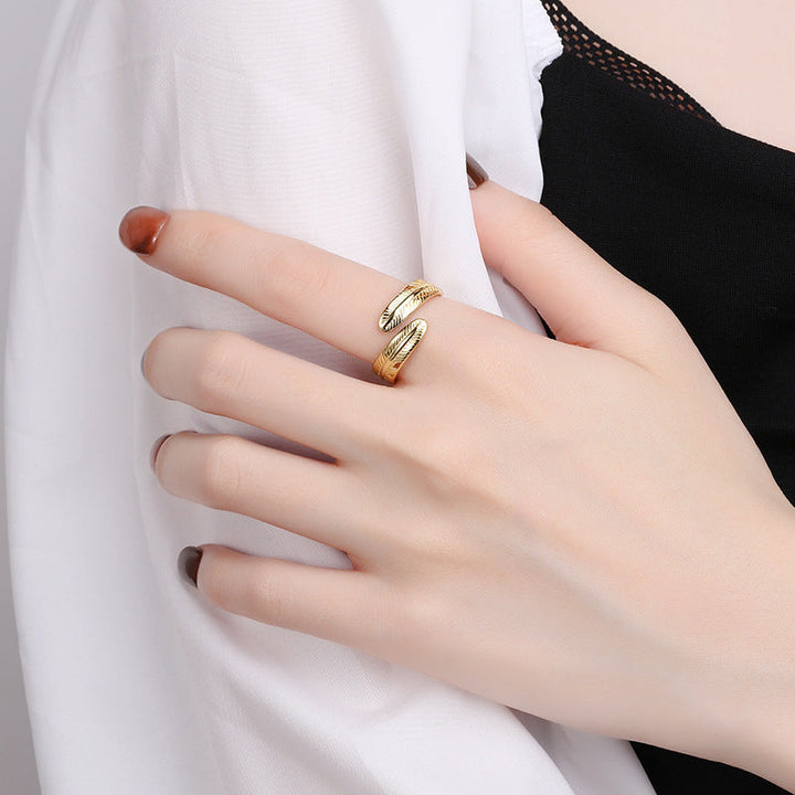 Ladies Ring in elegant feather design Nin Boutique