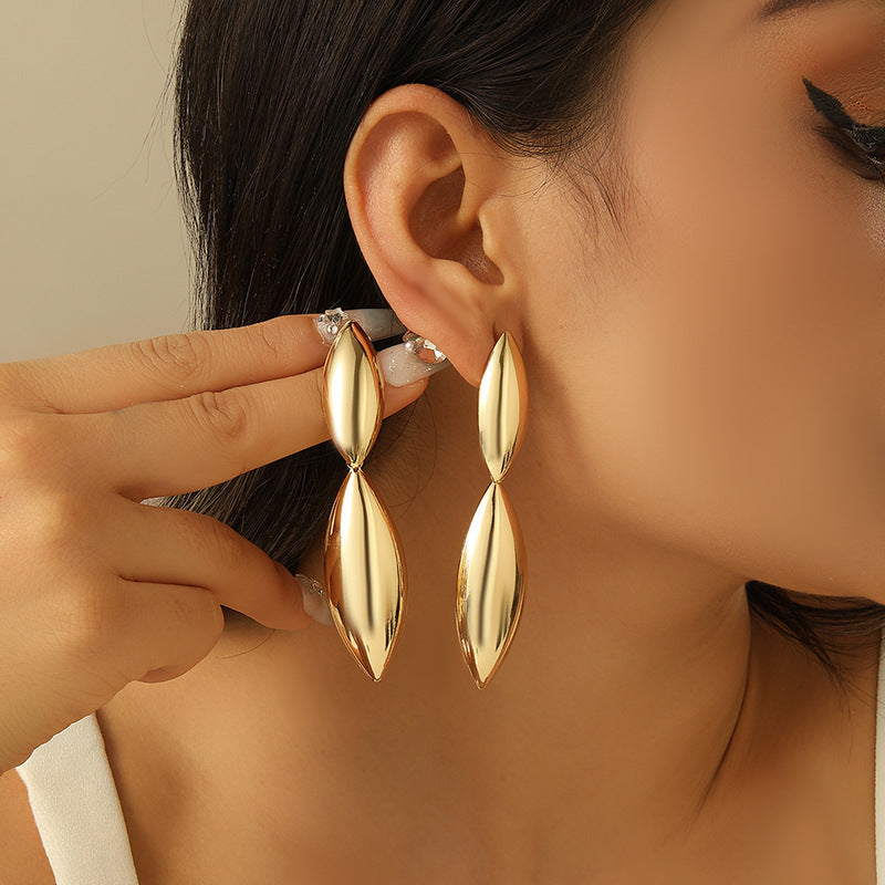 Women’s earrings in the curved, sculptural design Nin Boutique