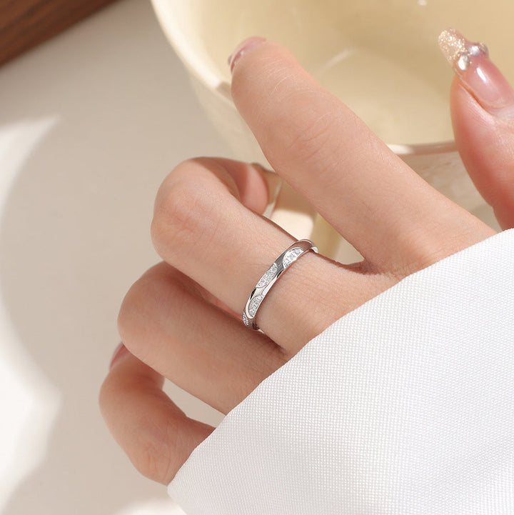 Women's delicate ring with elegant, curved details Nin Boutique