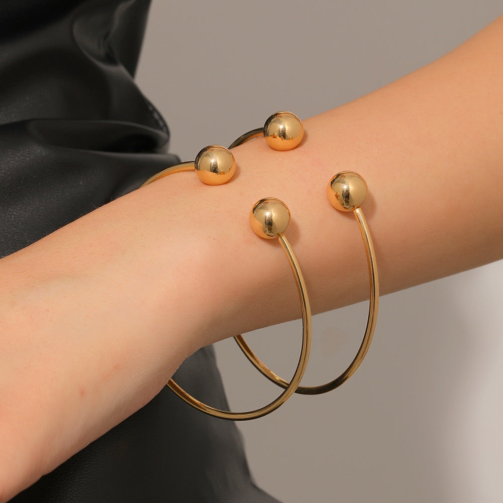 Women's cuff with modern, curved design Nin Boutique