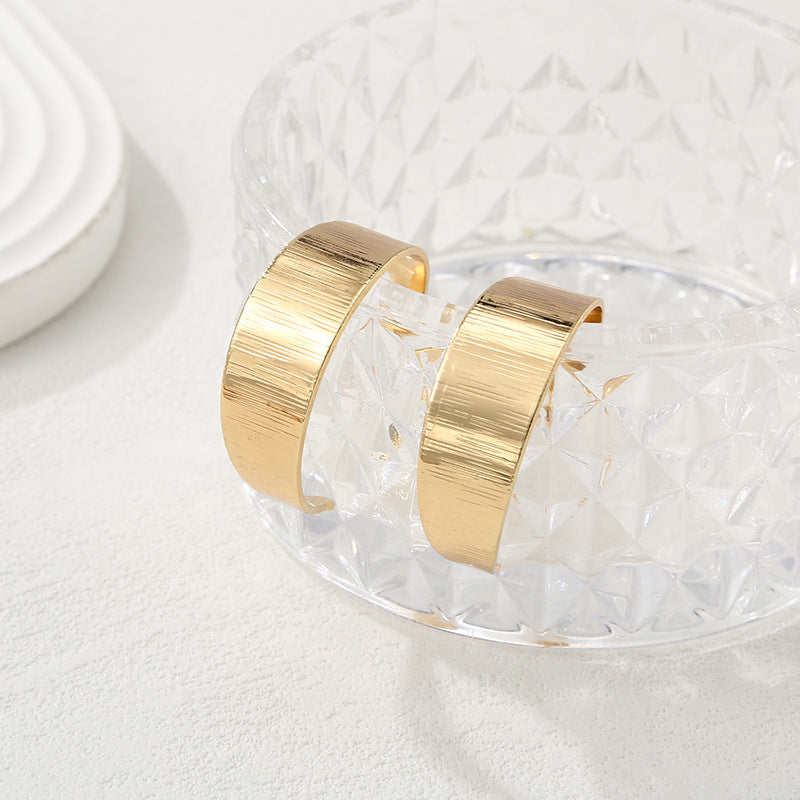 Women's bangles made of high-quality metal with an elegant wave pattern Nin Boutique