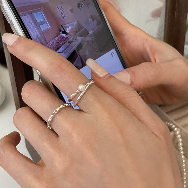 Women's ring with curved design and delicate pearl Nin Boutique