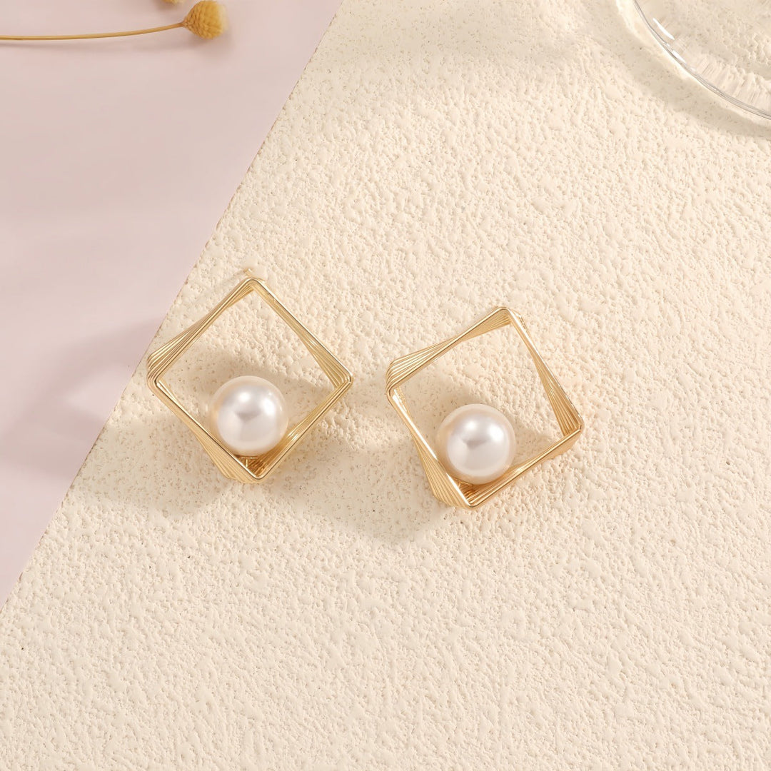 Women's earrings with elegant pearl and geometric shape Nin Boutique
