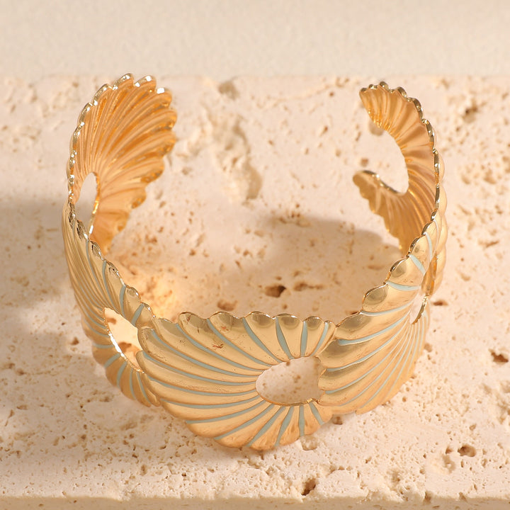 Ladies cuff with elegant shell design Nin Boutique