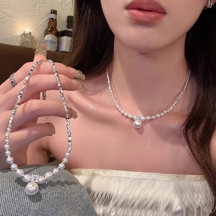 Women's necklace with shimmering pearls and sparkling details Nin Boutique