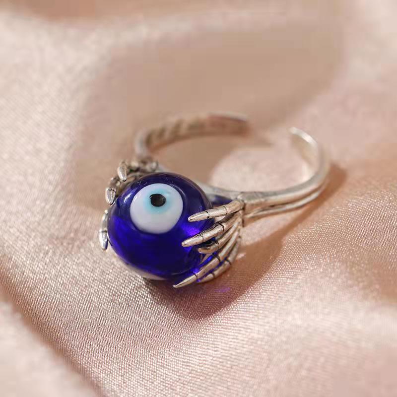 Women's Ring with Creative Hand Design Nin Boutique