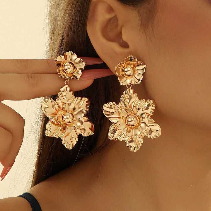 Women's earrings in luxurious floral pattern with pearl accents Nin Boutique