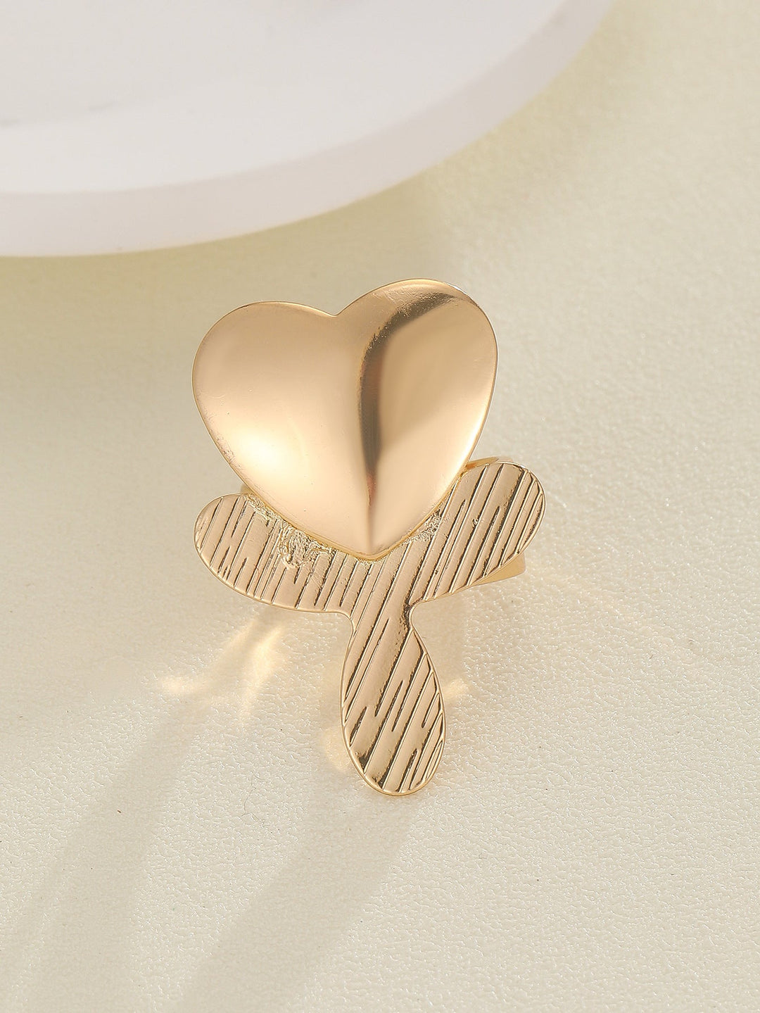 Women's ring with elaborate shell and bow motif Nin Boutique
