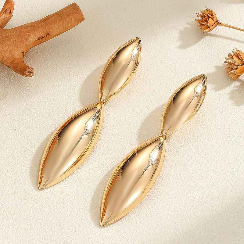 Women’s earrings in the curved, sculptural design Nin Boutique