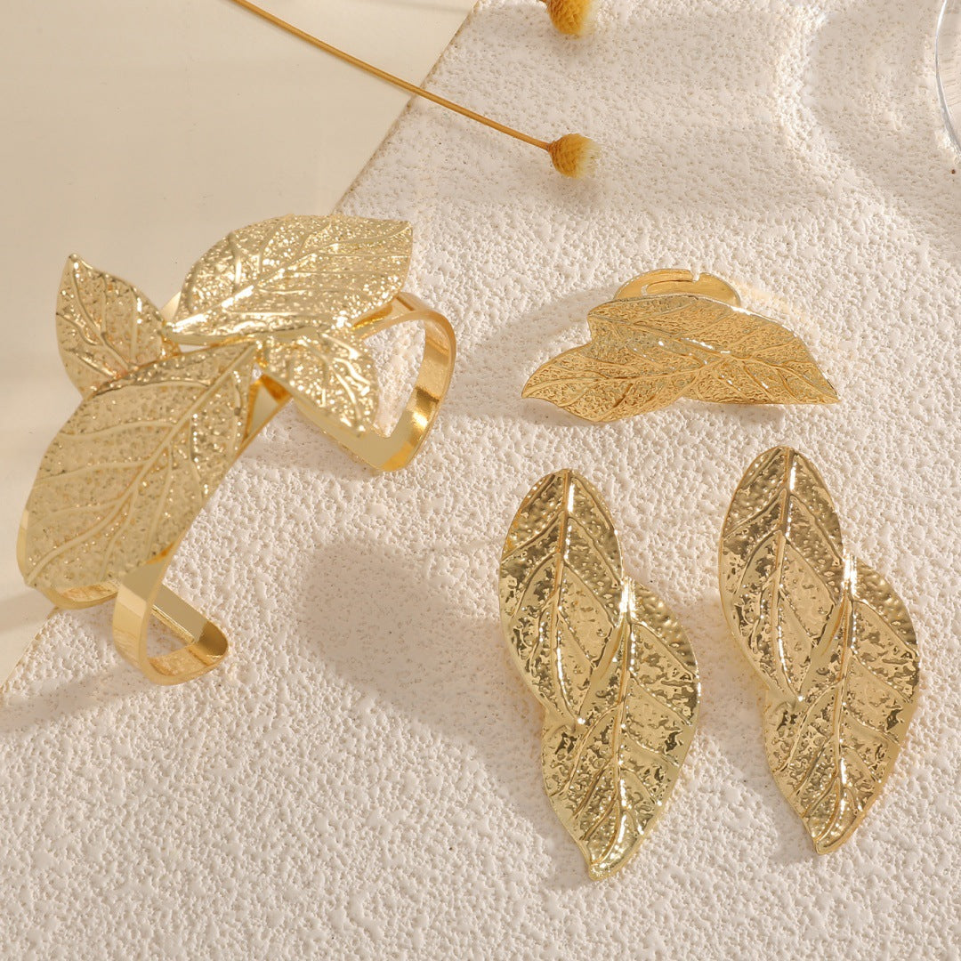 Ladies' bangle in artistic leaf motif Nin Boutique