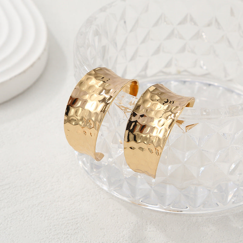 Women's bangles made of high-quality metal with an elegant wave pattern Nin Boutique