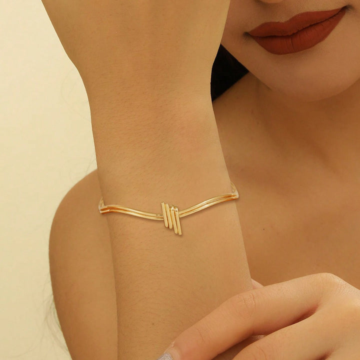 Women's bangle with elegant curved design Nin Boutique
