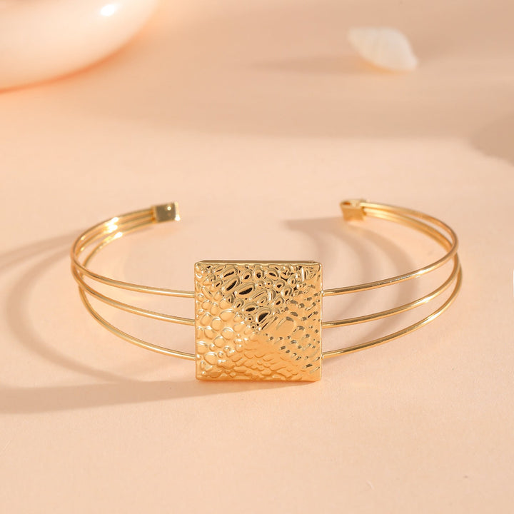 Women's bangle with elaborate bow design Nin Boutique