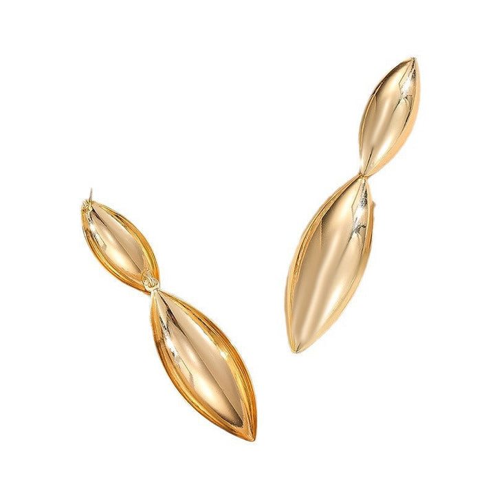 Women’s earrings in the curved, sculptural design Nin Boutique