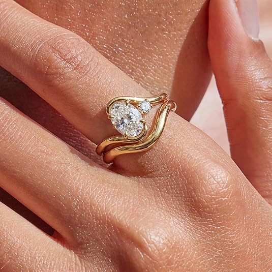 Ladies engagement ring with elegantly curved design and sparkling zirconia Nin Boutique