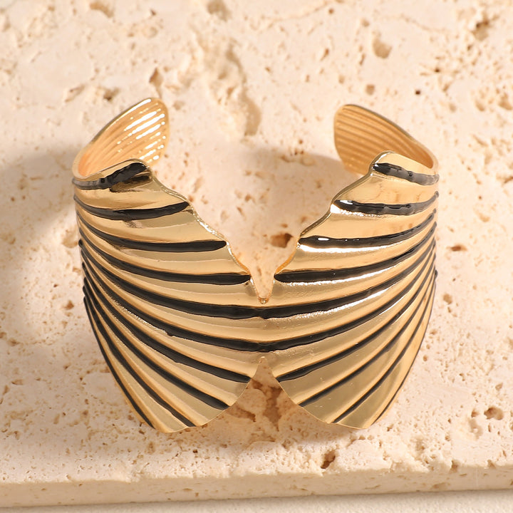 Ladies cuff with elegant shell design Nin Boutique