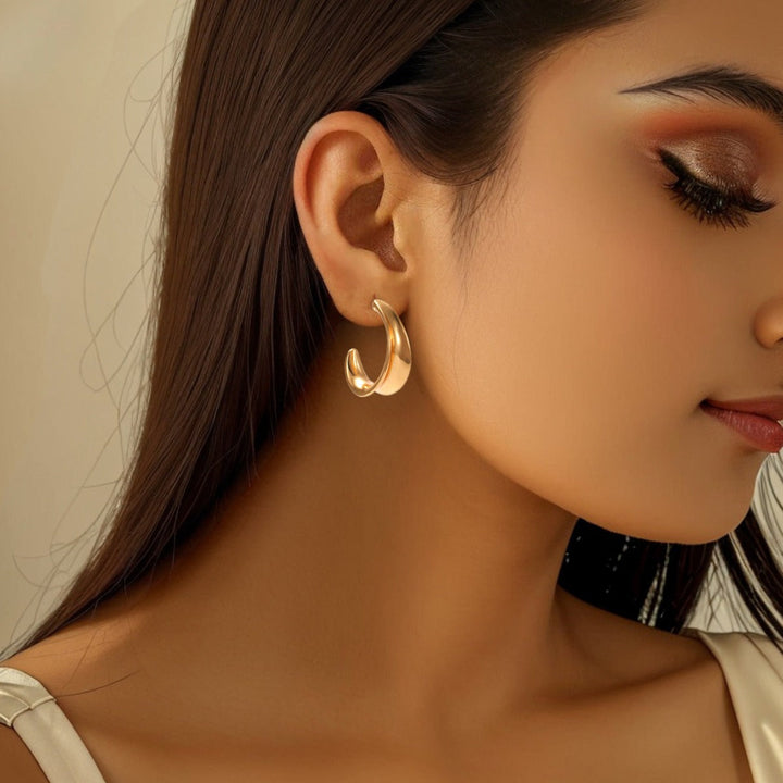 Ladies' earrings in curved, modern design Nin Boutique