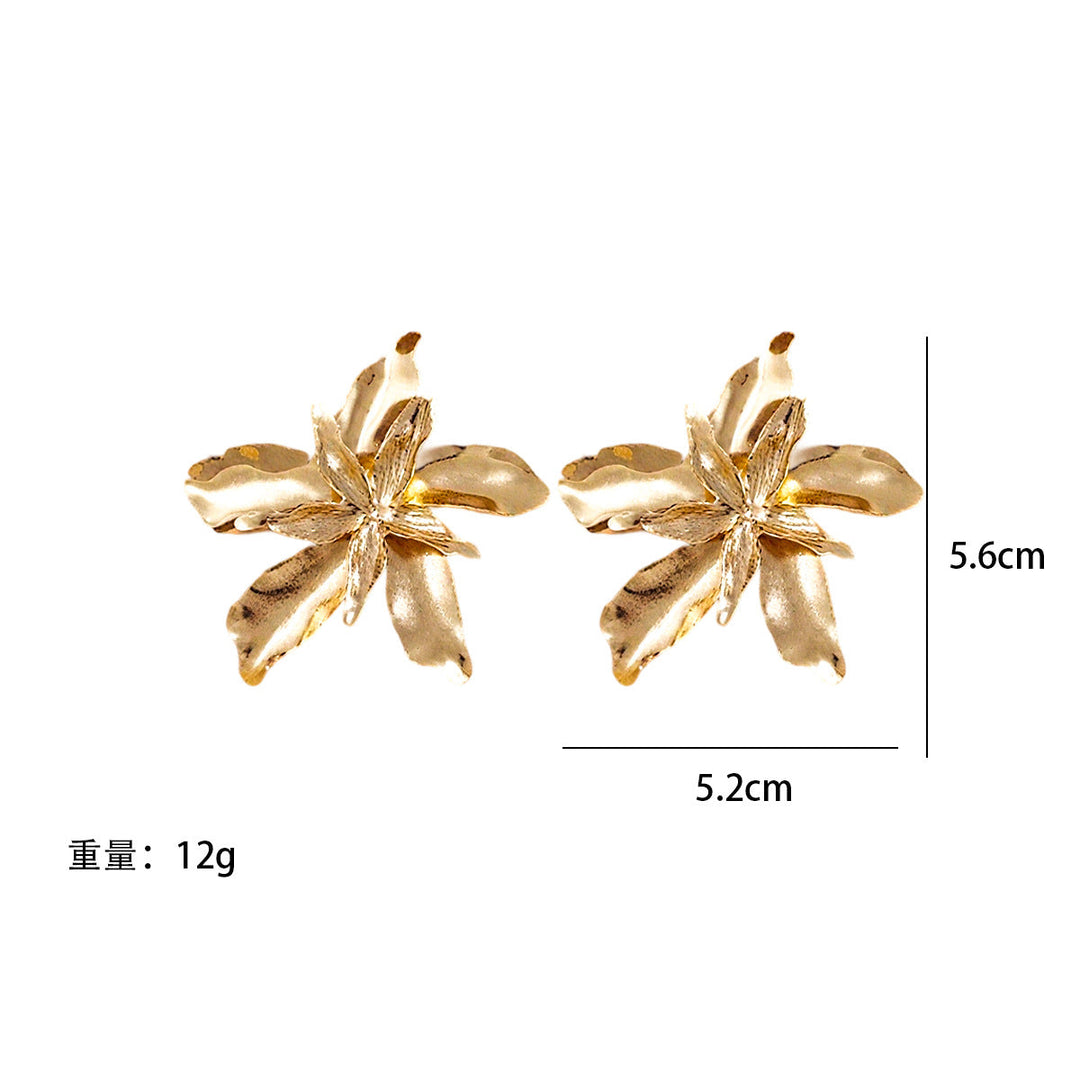 Ladies earrings in an artistic flower design Nin Boutique