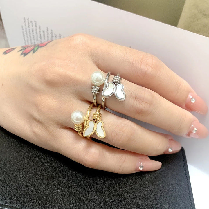 Ladies ring with delicate butterfly motif Nin Boutique