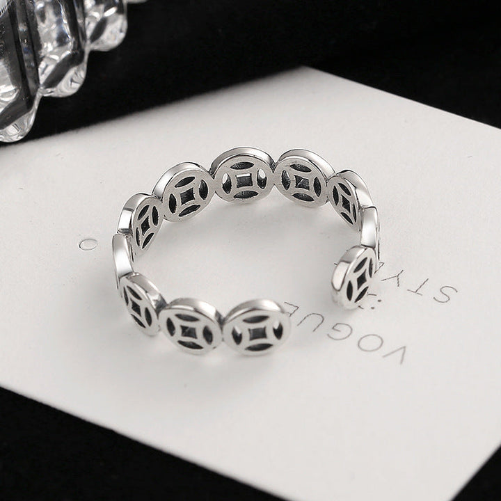Women's ring in modern, curved design with delicate details Nin Boutique
