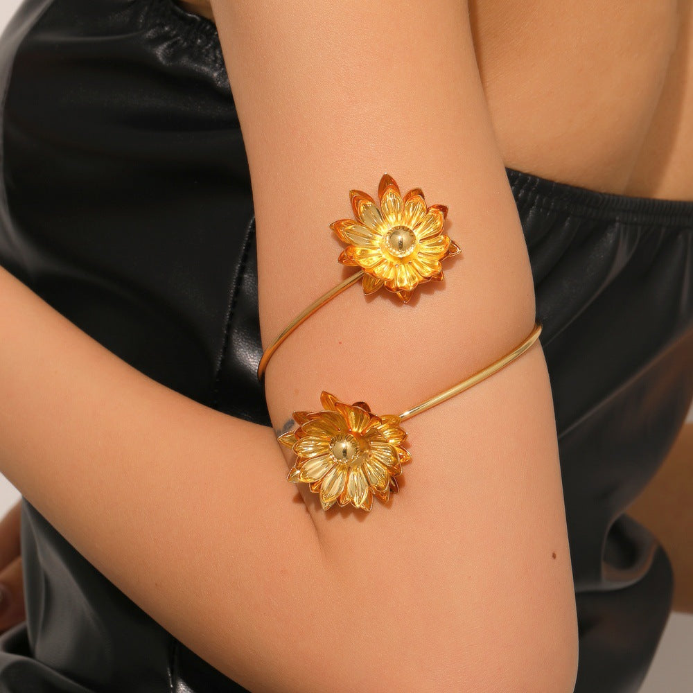 Women's cuff with modern, curved design Nin Boutique
