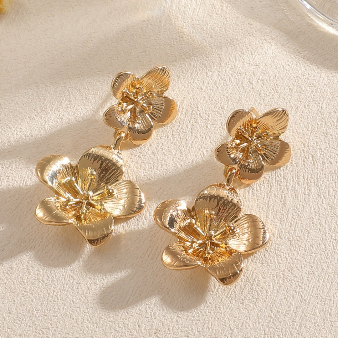 Ladies earrings in elegant flower design Nin Boutique