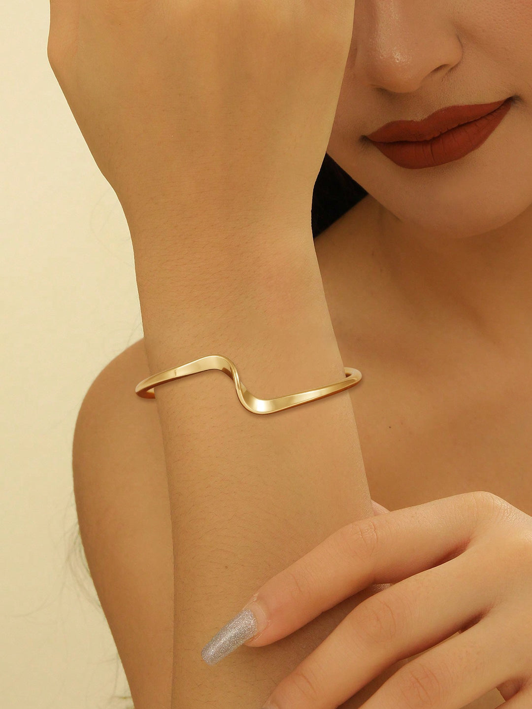 Women's bangle with elegant curved design Nin Boutique