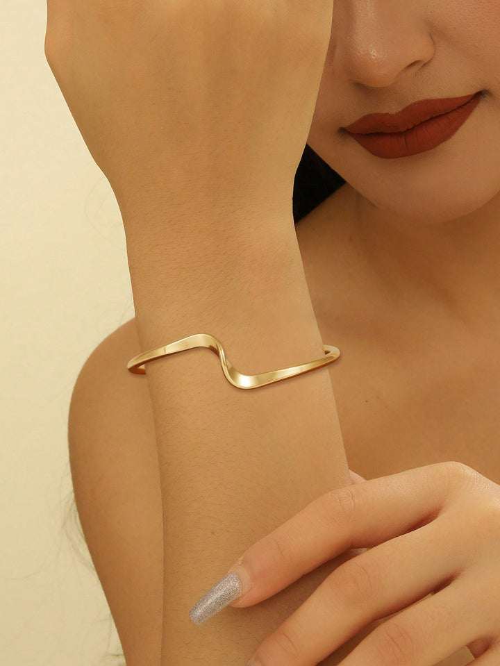 Women's bangle with elegant curved design Nin Boutique