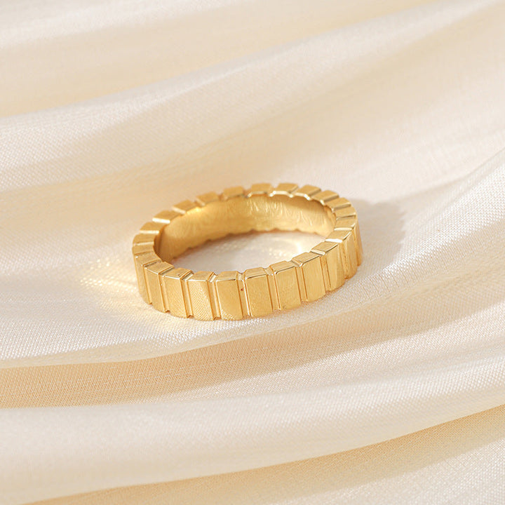 Women's ring with textured edge design Nin Boutique