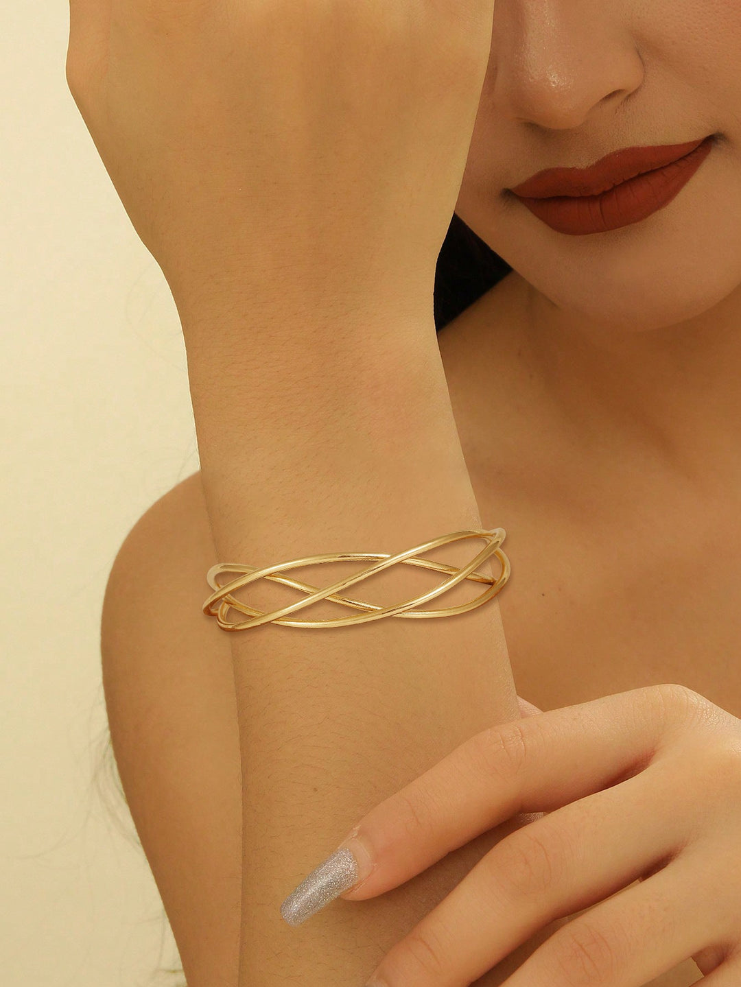Women's bangle with elegant curved design Nin Boutique